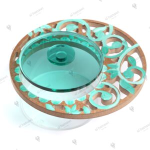 مضيفة بلكسي مع خشب